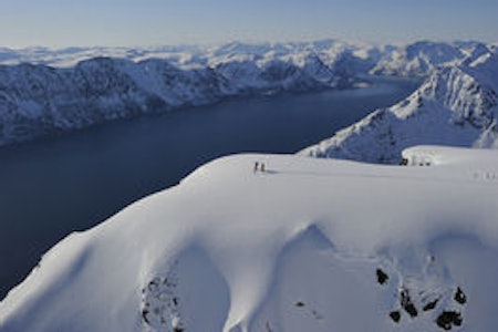 Aksel Lund Svindal og Eirik Finseth scoper linjer kl 6 i Øksfjord. Bilde: Endre Løvaas Aksel Lund Svindal og Eirik Finseth scoper linjer kl 6 i Øksfjord. Bilde: Endre Løvaas