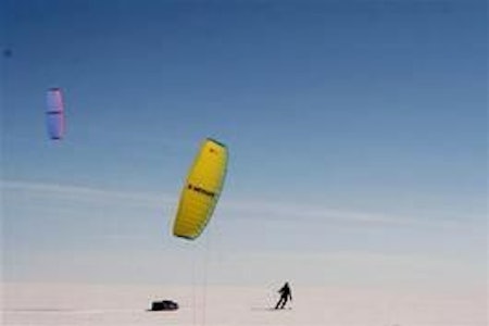 JOJO: I tillegg til kiter hadde ekspedisjonen også skiseil. Foto: Hugo Rolf Hansen