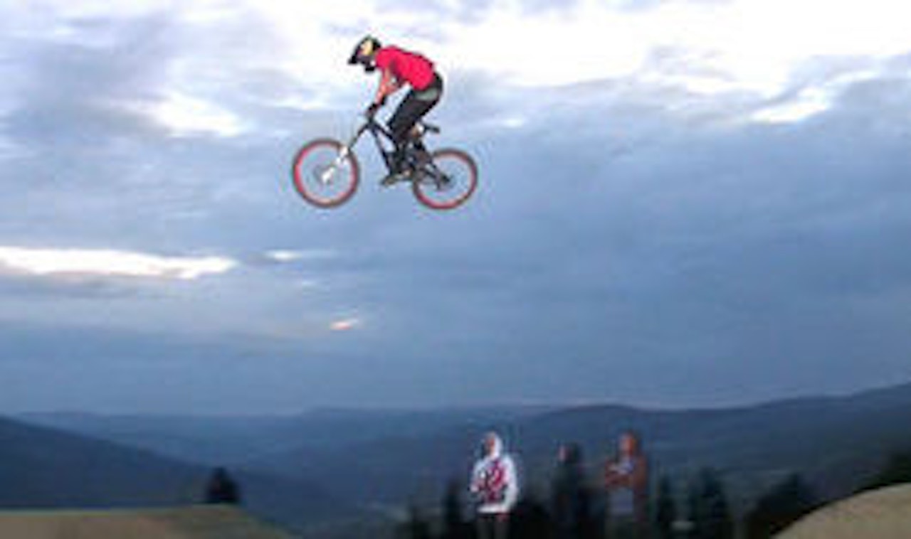 BYGGMESTER: Trond Hansen svever over hoppene han har vært med å bygge. BYGGMESTER: Trond Hansen svever over hoppene han har vært med å bygge.