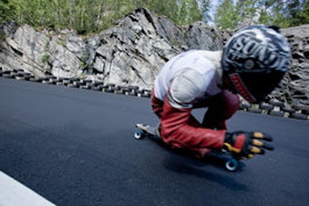 BÅNN GASS: På nyasfalterte veier ga longboarderne gass. Foto: Christian Nerdrum