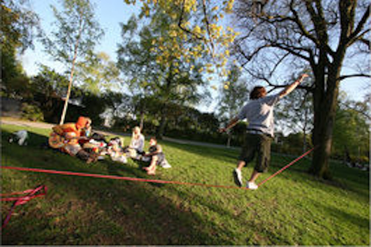 PARKHYGGE: Møt opp til slakkline-jam på lørdag. Foto: HPHval PARKHYGGE: Møt opp til slakkline-jam på lørdag. Foto: HPHval