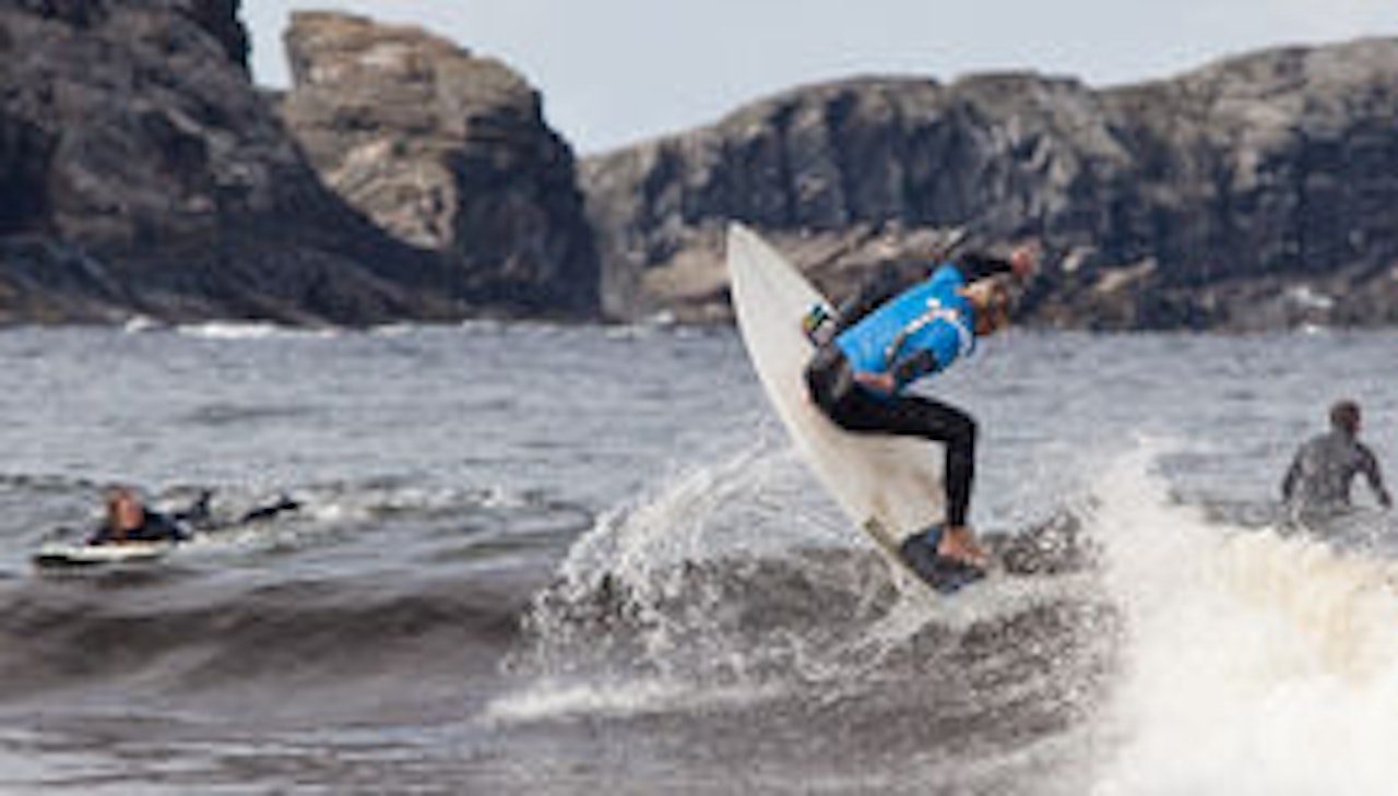 DOWN UNDER: Tim Matley viste hvor Stadlandet skulle ligge i Ervika. Bilde: Christian Nerdrum DOWN UNDER: Tim Matley viste hvor Stadlandet skulle ligge i Ervika. Bilde: Christian Nerdrum