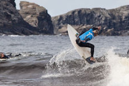 DOWN UNDER: Tim Matley viste hvor Stadlandet skulle ligge i Ervika. Bilde: Christian Nerdrum DOWN UNDER: Tim Matley viste hvor Stadlandet skulle ligge i Ervika. Bilde: Christian Nerdrum