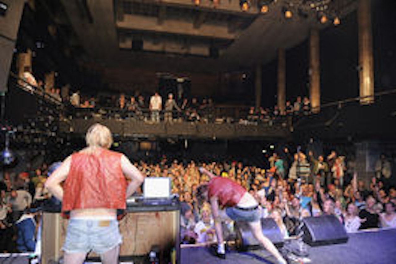 The Apache Dænsers lover nye sprell på Rockefeller lørdag 3.oktober. The Apache Dænsers lover nye sprell på Rockefeller lørdag 3.oktober.