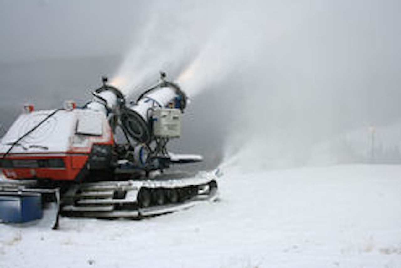 KLARGJØRING: Snøkanonene på Trysil arbeider hardt om dagen. KLARGJØRING: Snøkanonene på Trysil arbeider hardt om dagen.
