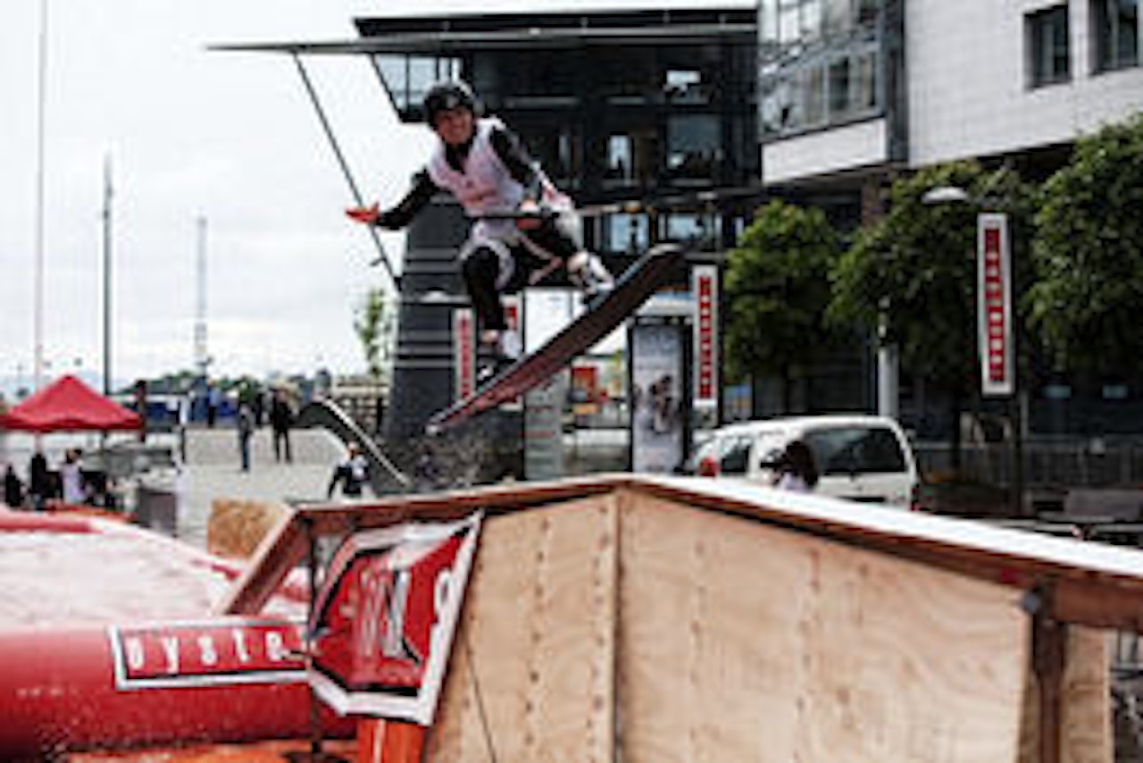 SOM GUTTA: Trudi Andersen lærer gutta å gap'e railen. Foto: Trond W Andersen SOM GUTTA: Trudi Andersen lærer gutta å gap'e railen. Foto: Trond W Andersen