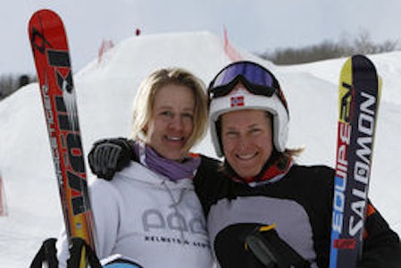 SKICROSS: Gro Kvinlog og Hedda Berntsen gleder seg til konkurransen. Foto: HP Hval