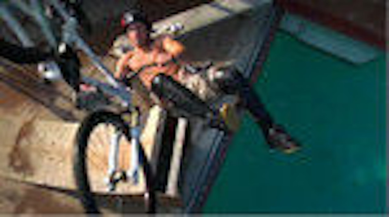 Bassengtrening: Cameron MacCaul er en av filmens stjerner. Bassengtrening: Cameron MacCaul er en av filmens stjerner.