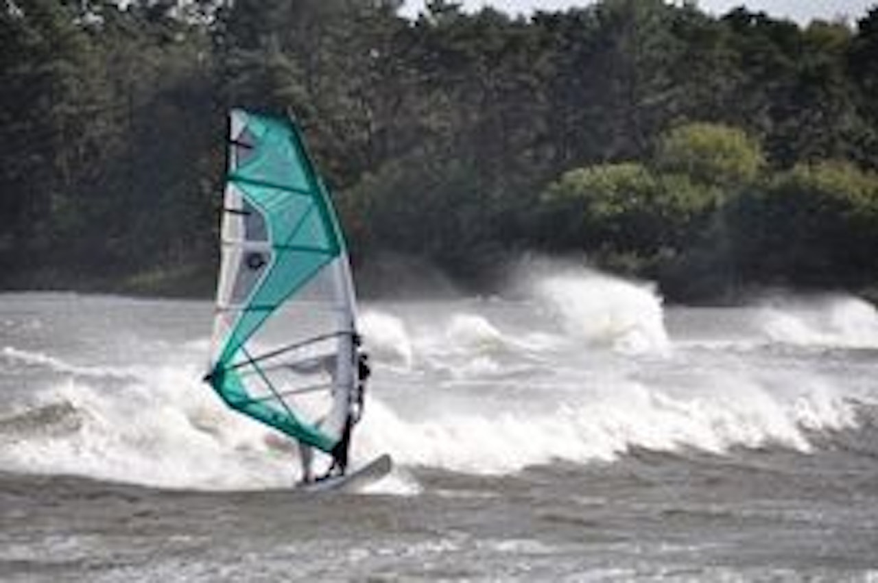 BØLGER: Sterk jevn, vind lagde et lite ”beach break” helt inne i bukta på Larkollen. BØLGER: Sterk jevn, vind lagde et lite ”beach break” helt inne i bukta på Larkollen.