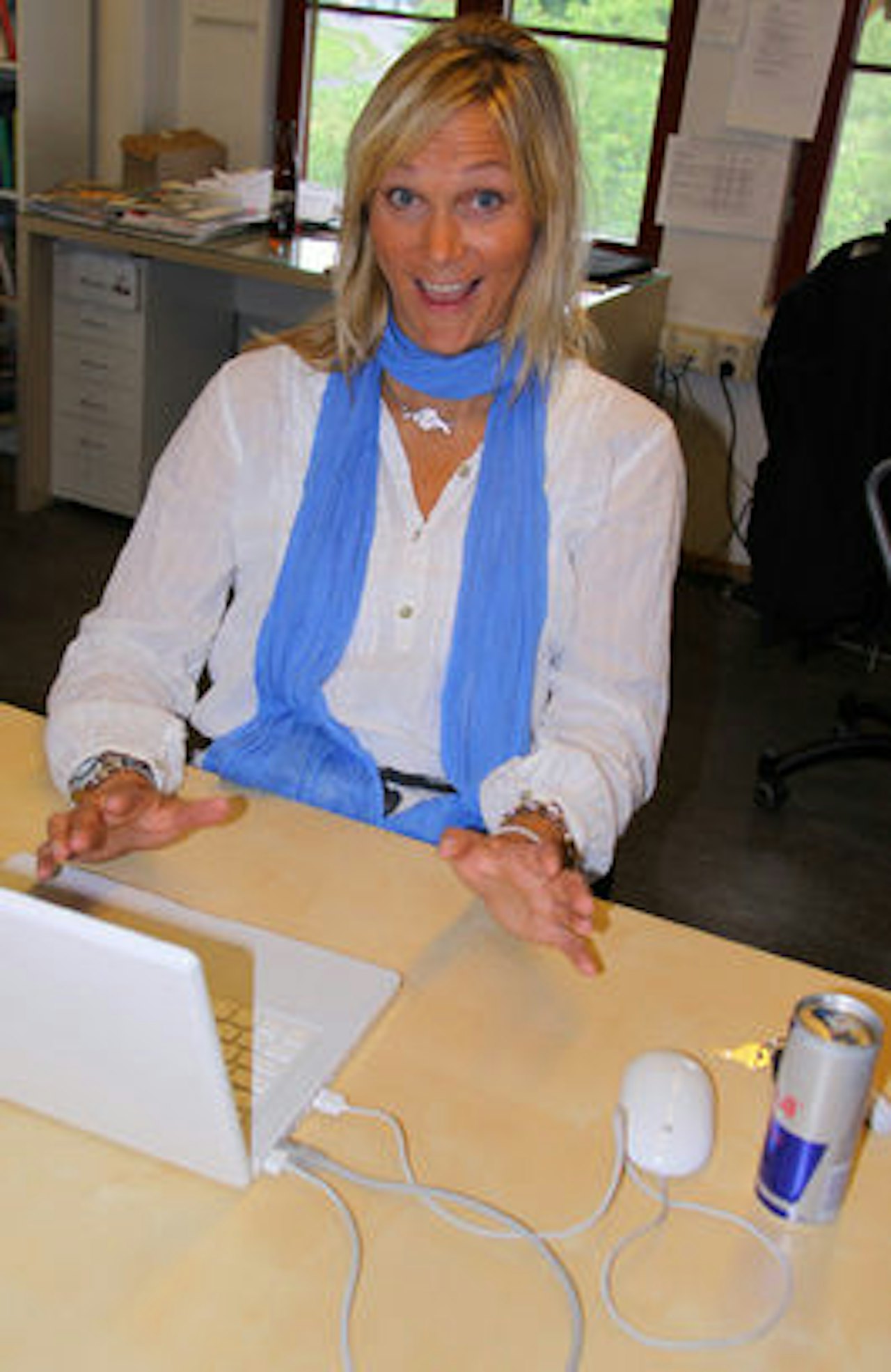 FYR LØS: Karina skriver så tastaturet spruter. Foto: Simen Berg