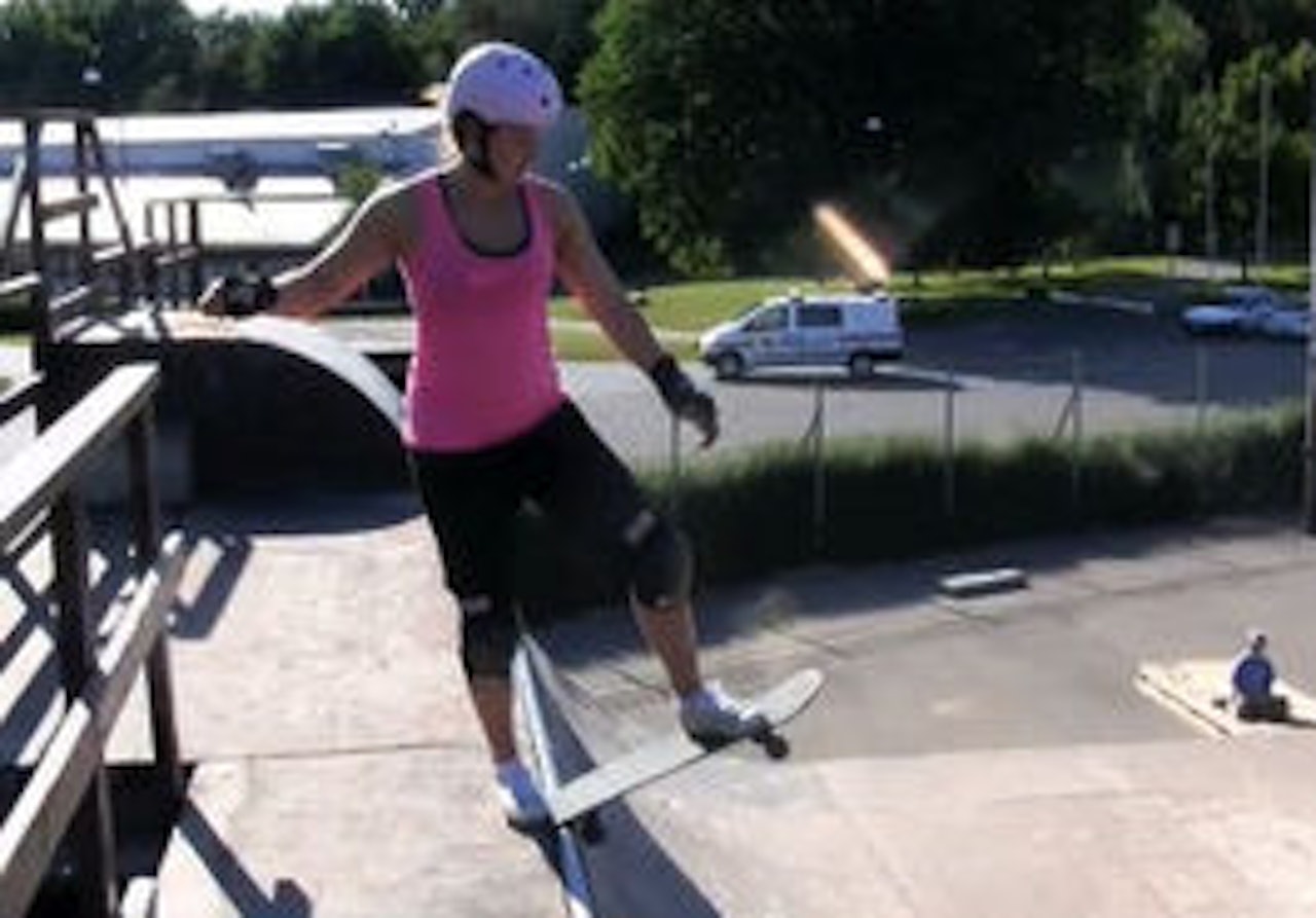 SKATEBOARD: Helene gjør seg klar til å droppe inn i rampen. SKATEBOARD: Helene gjør seg klar til å droppe inn i rampen.