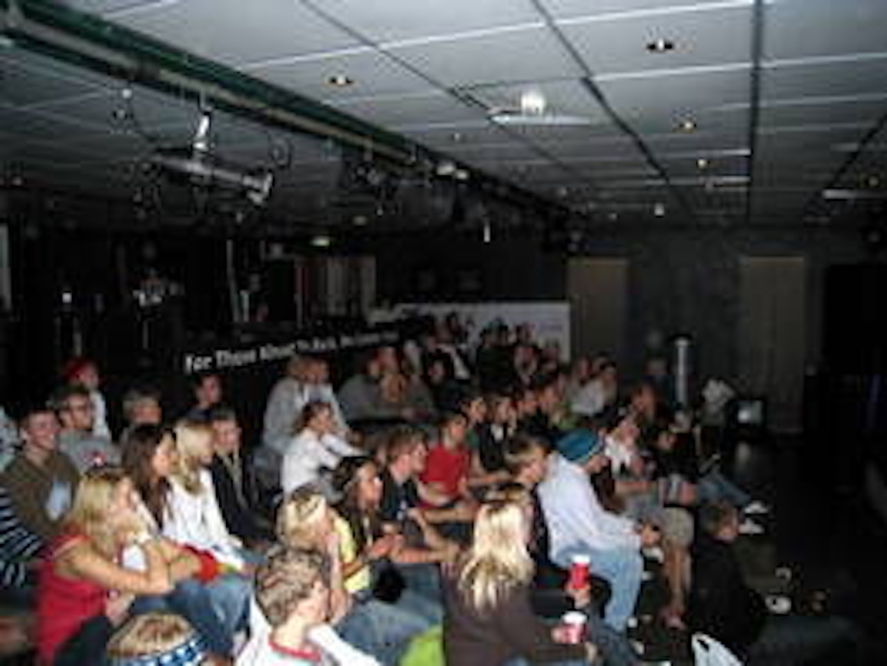 Tett og intimt på Studentersamfunndet i Ås mandag kveld. Tett og intimt på Studentersamfunndet i Ås mandag kveld.