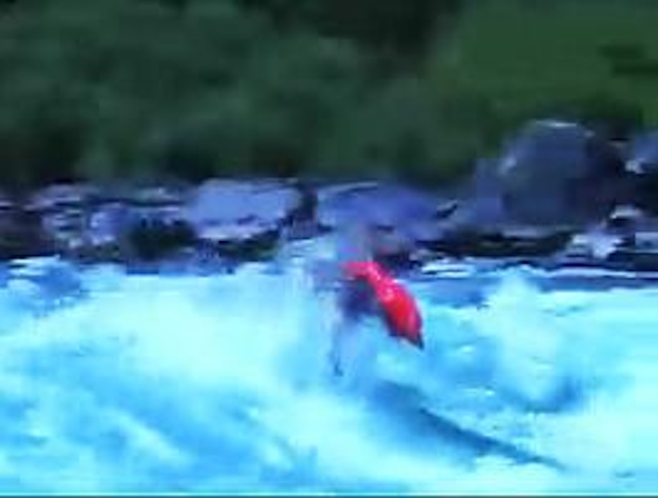 INSPIRERT: Kanadiske Tyler Curtis setter en kickflip på Futaleufu. INSPIRERT: Kanadiske Tyler Curtis setter en kickflip på Futaleufu.