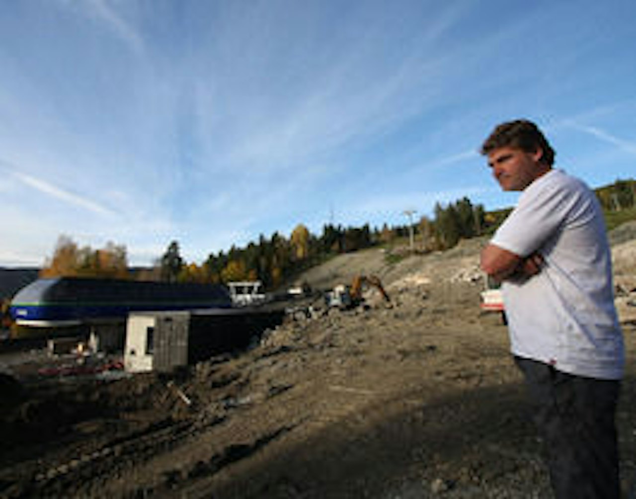 Erik Graaberg ser stolt bort på den nye heisen og bunnstasjon. Erik Graaberg ser stolt bort på den nye heisen og bunnstasjon.