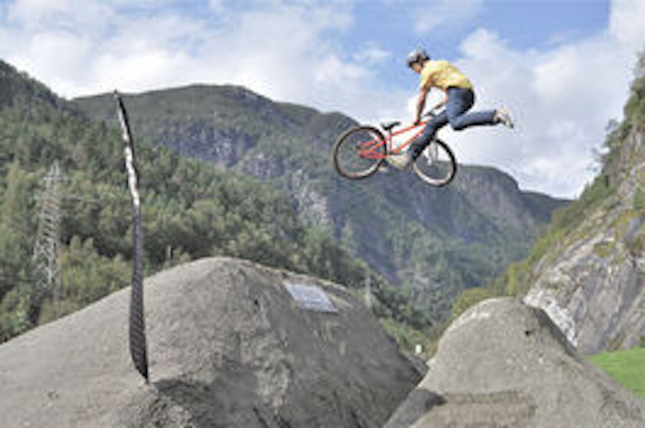 TAILWHIP: Kristoffer Haugland kaster sykkelen rundt på Matre. Foto: Espen Rudi TAILWHIP: Kristoffer Haugland kaster sykkelen rundt på Matre. Foto: Espen Rudi