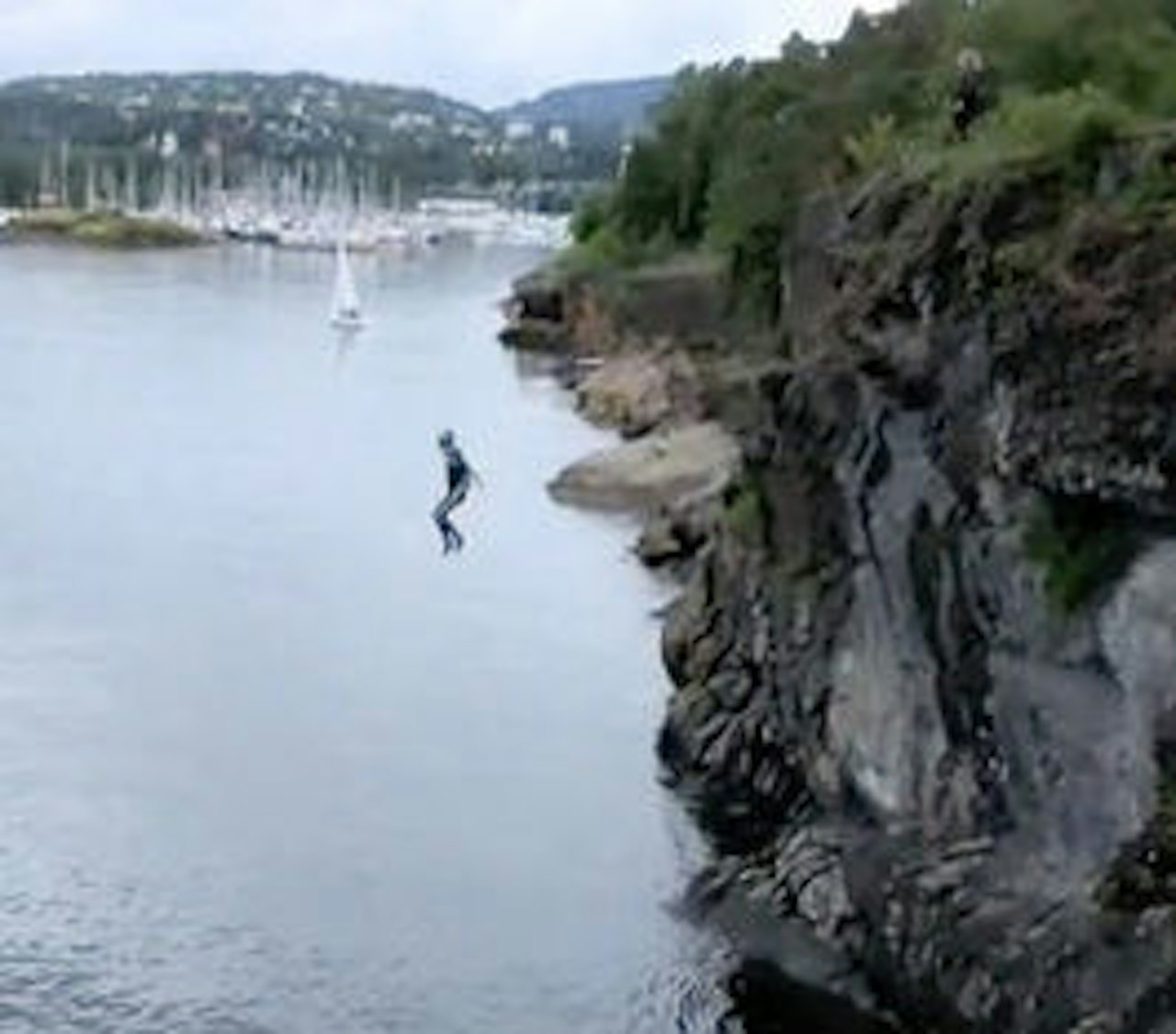 PÅ BYGDØY: Helene Olafsen hopper ut 11-meteren.