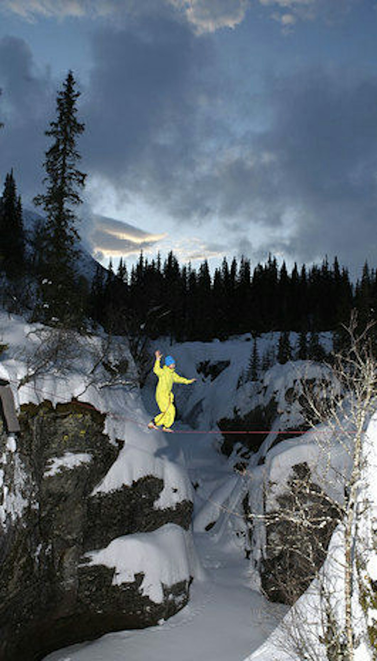 SLAKKLINE: David Magnusson balanserer 10 meter over vinteren. Foto: Nils-Erik Bjørholt SLAKKLINE: David Magnusson balanserer 10 meter over vinteren. Foto: Nils-Erik Bjørholt