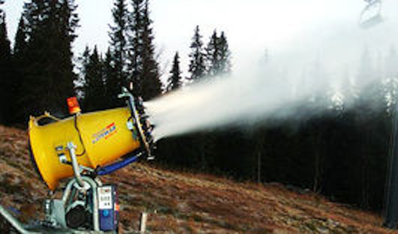 Kanonene er i full gang i Kvitfjell. 4-5 dager med minusgrader og anlegget åpner. Kanonene er i full gang i Kvitfjell. 4-5 dager med minusgrader og anlegget åpner.