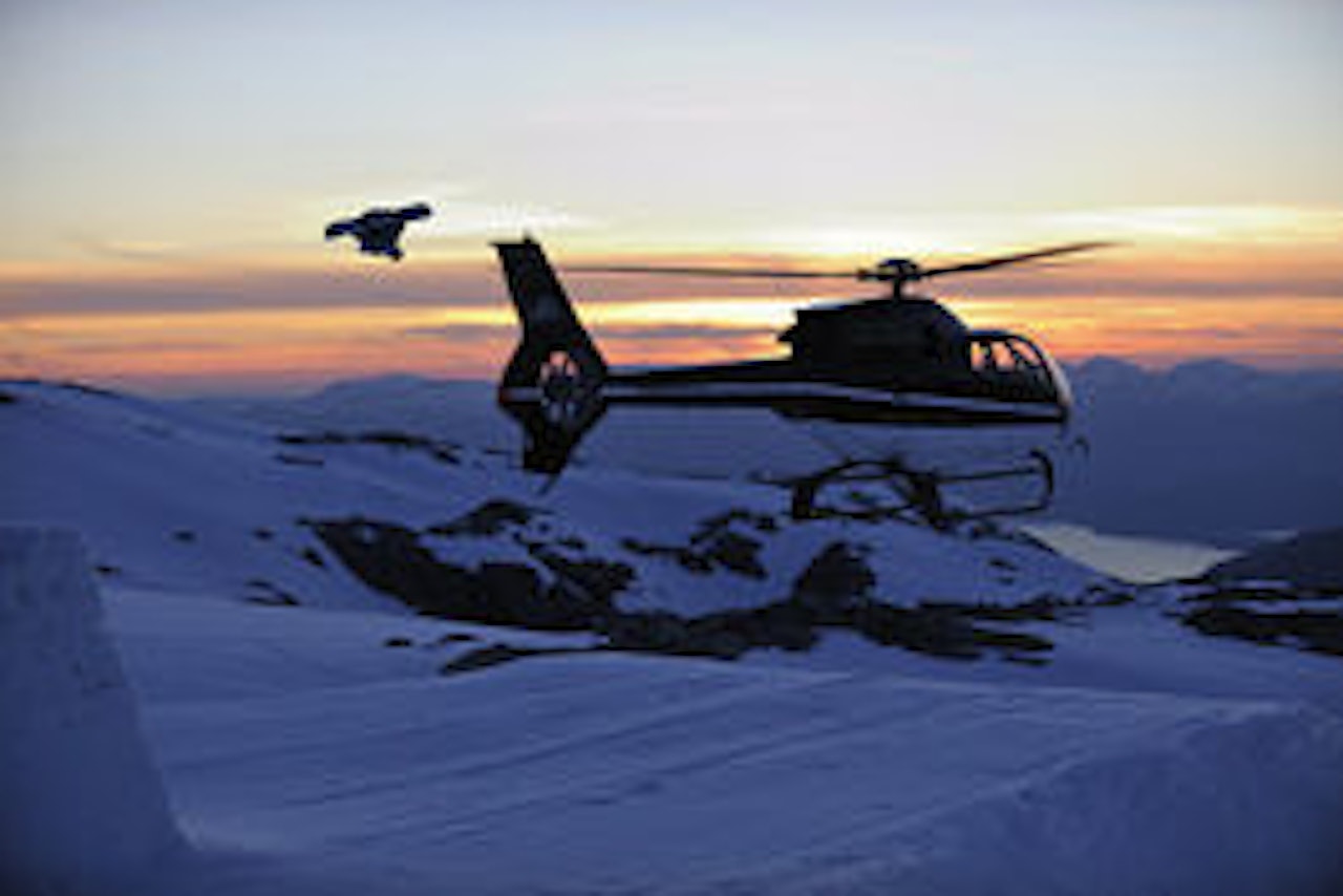 Tore Holvik svever inn i solnedgangen. Bilde: Endre Løvaas Tore Holvik svever inn i solnedgangen. Bilde: Endre Løvaas