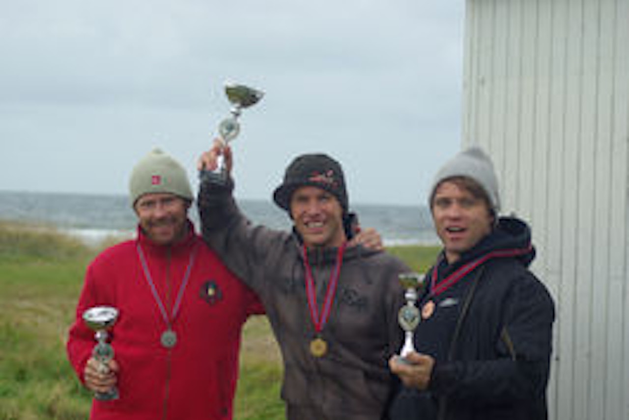 Frithjof Opsal, Peter Løken Nilsson og Thomas Wessel kapret pallen i Jæren Wave. Foto: Jon Müller Frithjof Opsal, Peter Løken Nilsson og Thomas Wessel kapret pallen i Jæren Wave. Foto: Jon Müller