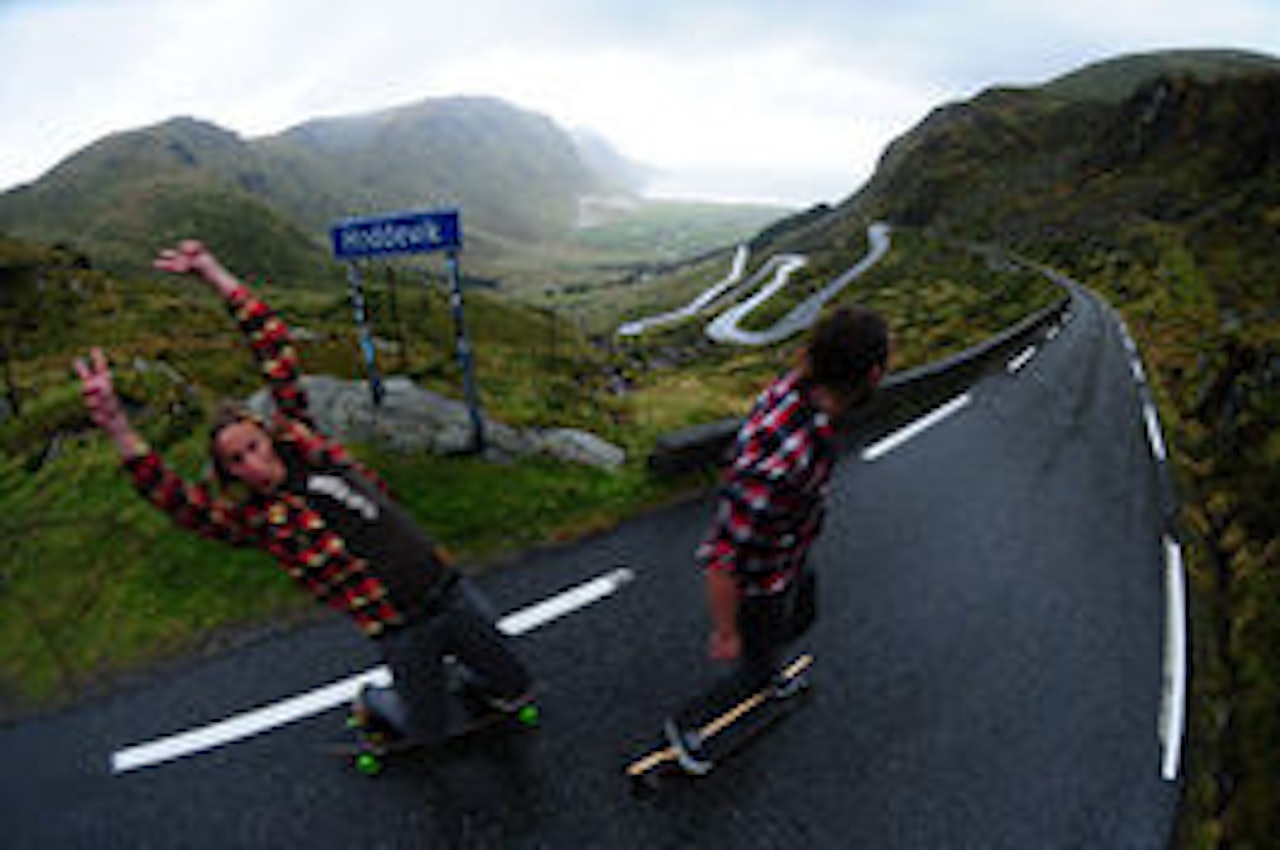 LONGBOARD: Sebastian Lundmark og Edward Samuelsson på vei ned til Hoddevika. Foto: Alex Lyngaas LONGBOARD: Sebastian Lundmark og Edward Samuelsson på vei ned til Hoddevika. Foto: Alex Lyngaas