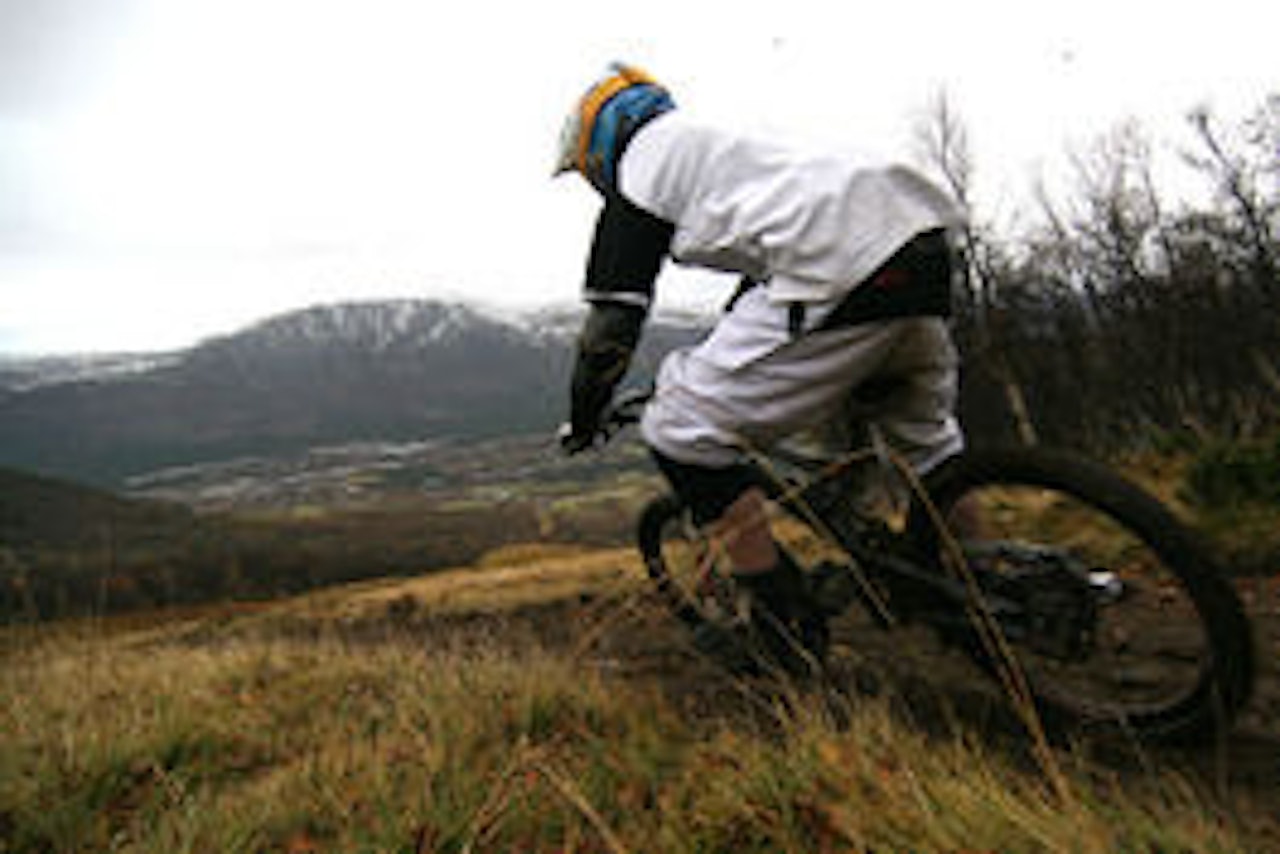 SNART VINTER: Terje Nylende tråkker seg gjennom Oppdal Bike park. Foto: Tore Meirik SNART VINTER: Terje Nylende tråkker seg gjennom Oppdal Bike park. Foto: Tore Meirik