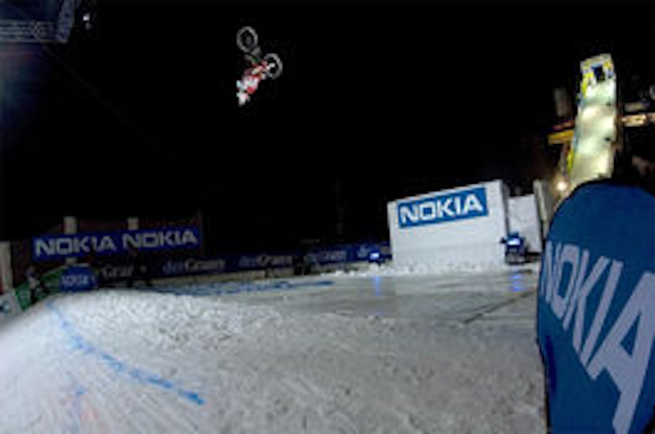 Andreu Lacondeguy setter en 20 meter lang sykkelbackflip. Foto: Sebastian Romero Andreu Lacondeguy setter en 20 meter lang sykkelbackflip. Foto: Sebastian Romero