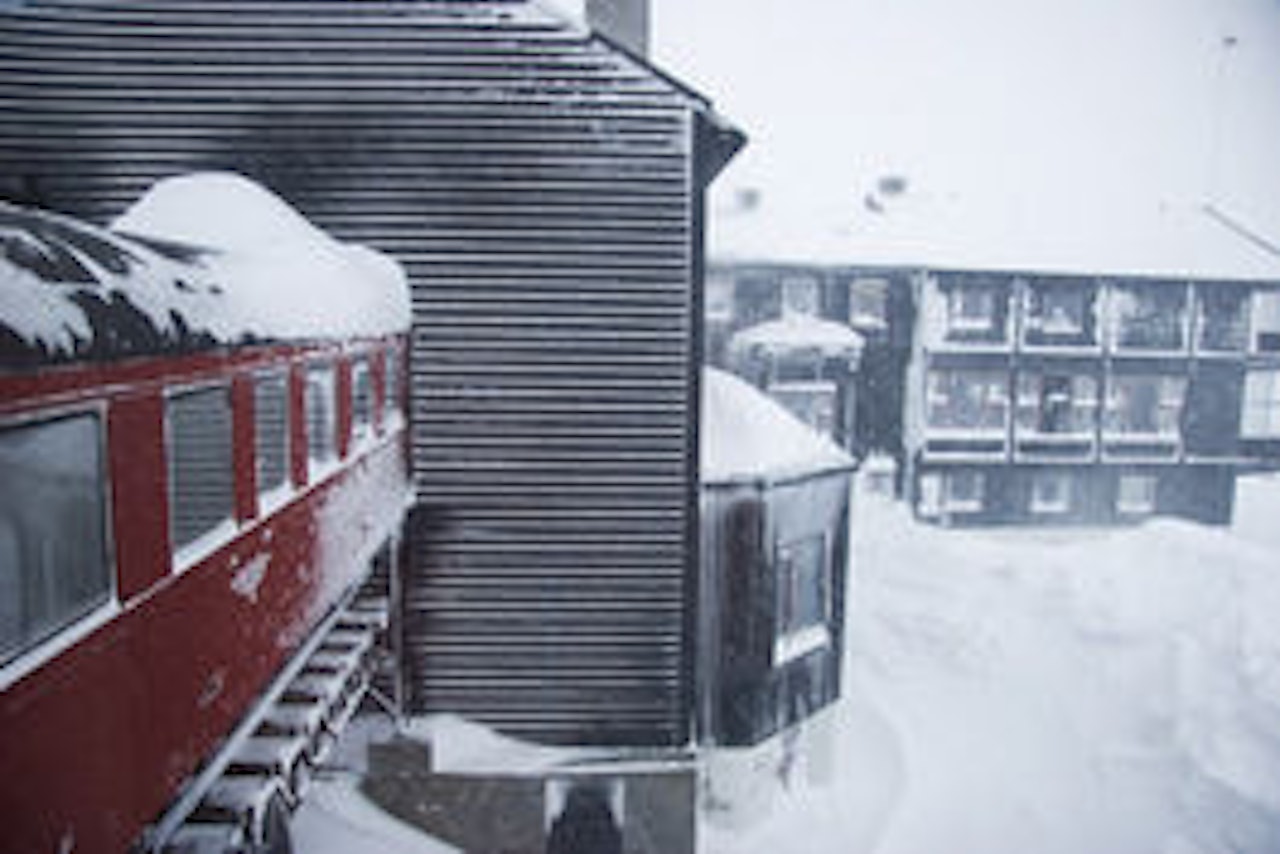 SAMBAND: En togvogn forbinder to av fløyene på sammen på Finse 1222. Foto: C. Nerdrum SAMBAND: En togvogn forbinder to av fløyene på sammen på Finse 1222. Foto: C. Nerdrum