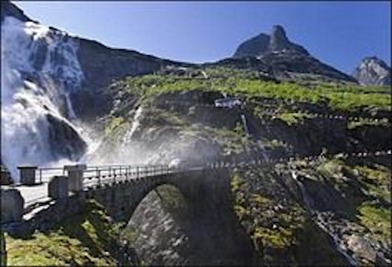 BISPEN: Fjellet ligger lett tilgjengelig ved Trollstigen. Foto: visitandalsnes.com