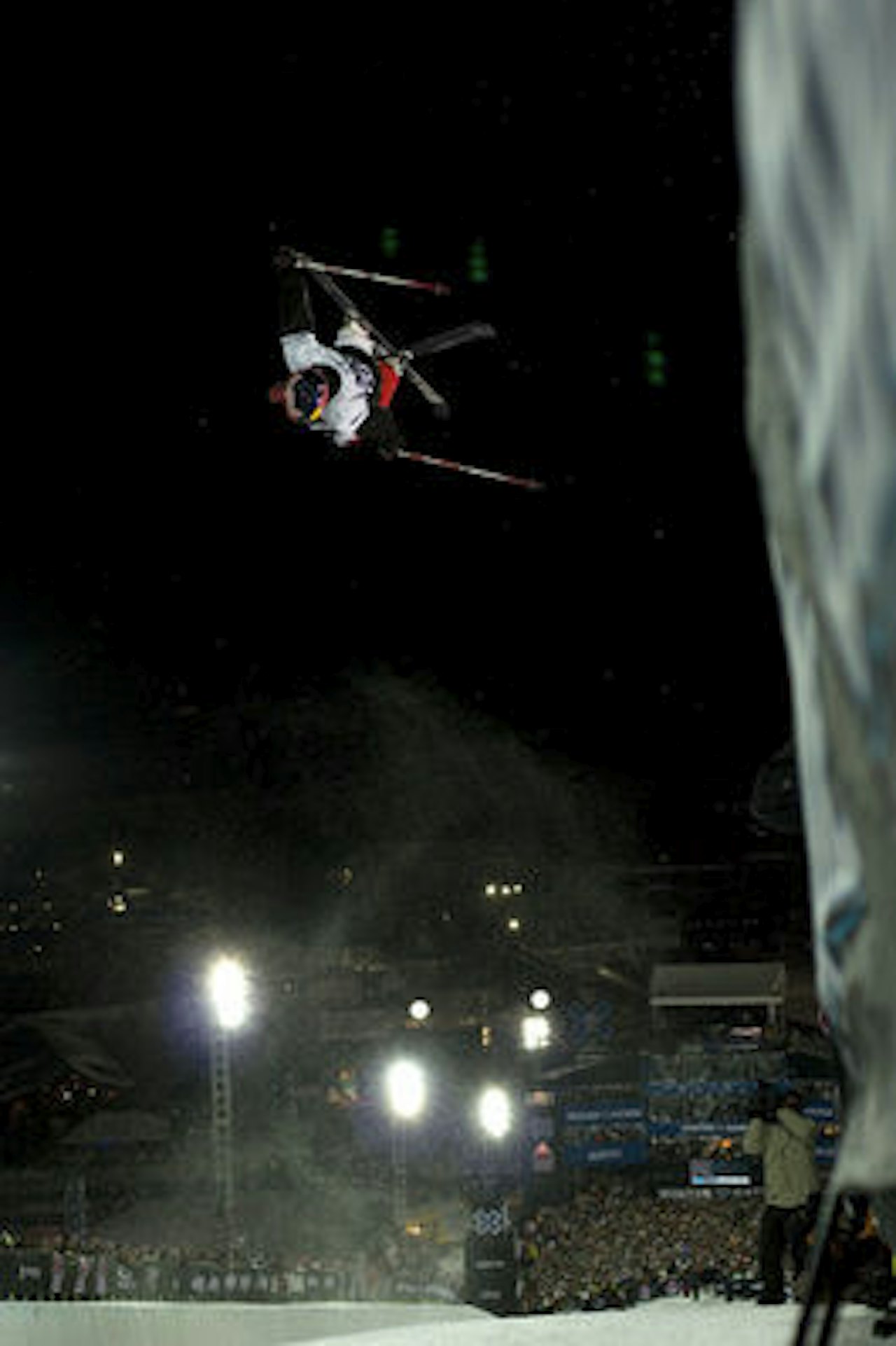 ASPEN: Simon Dumont kjører så snøen spruter i superpipen. Foto: HPHval ASPEN: Simon Dumont kjører så snøen spruter i superpipen. Foto: HPHval