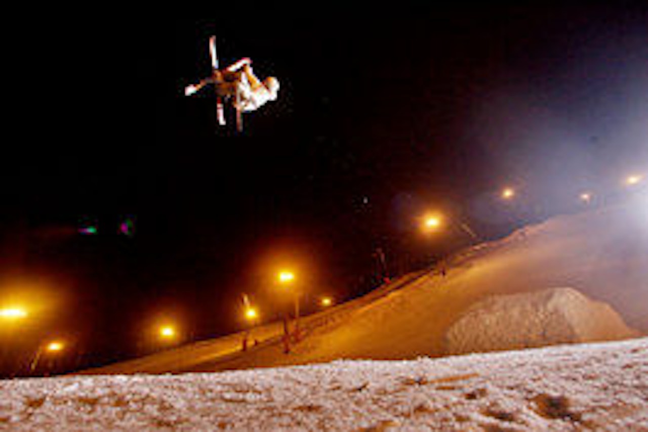 STORT HOPP: Ole Christian Mustad drar en cork 7 true tail over hoppets 17 meter lange flate. STORT HOPP: Ole Christian Mustad drar en cork 7 true tail over hoppets 17 meter lange flate.