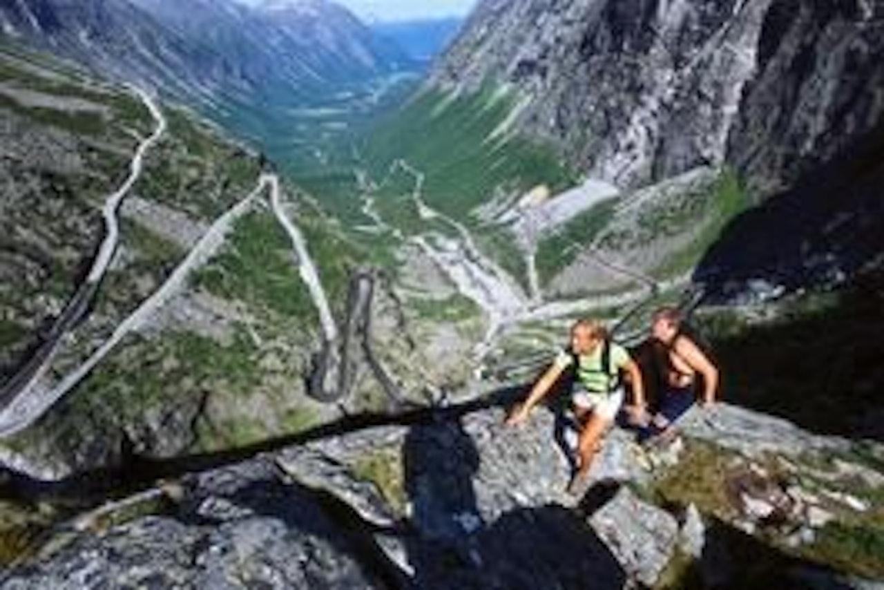 TOPPTURVEI: Trollstigen gir enkel adgang til fine skiturer. Foto: Terje Rakke/Fjord Norge AS TOPPTURVEI: Trollstigen gir enkel adgang til fine skiturer. Foto: Terje Rakke/Fjord Norge AS