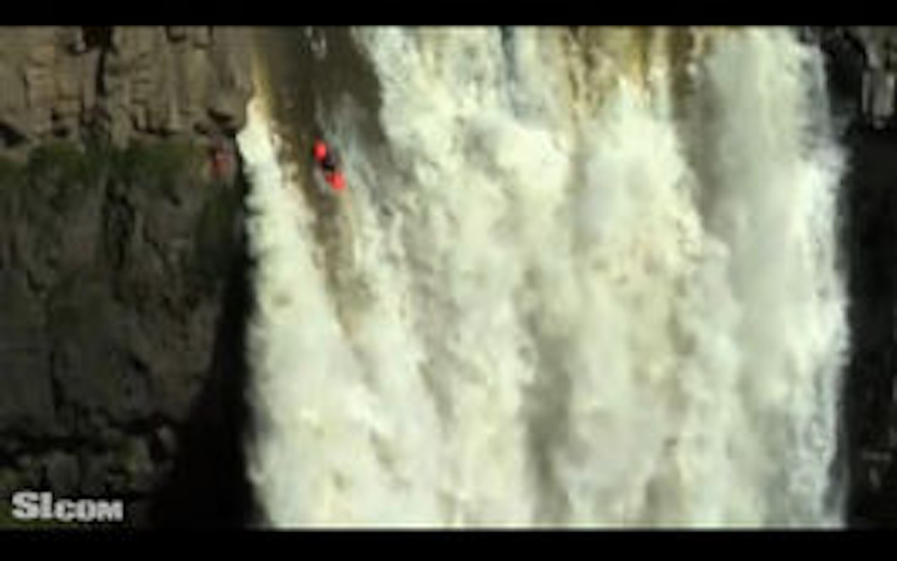 LANGT NED: Tyler Bradt kom padlende ut av fossen, vel å merke med knekt åre. Foto: Aurora Photos LANGT NED: Tyler Bradt kom padlende ut av fossen, vel å merke med knekt åre. Foto: Aurora Photos