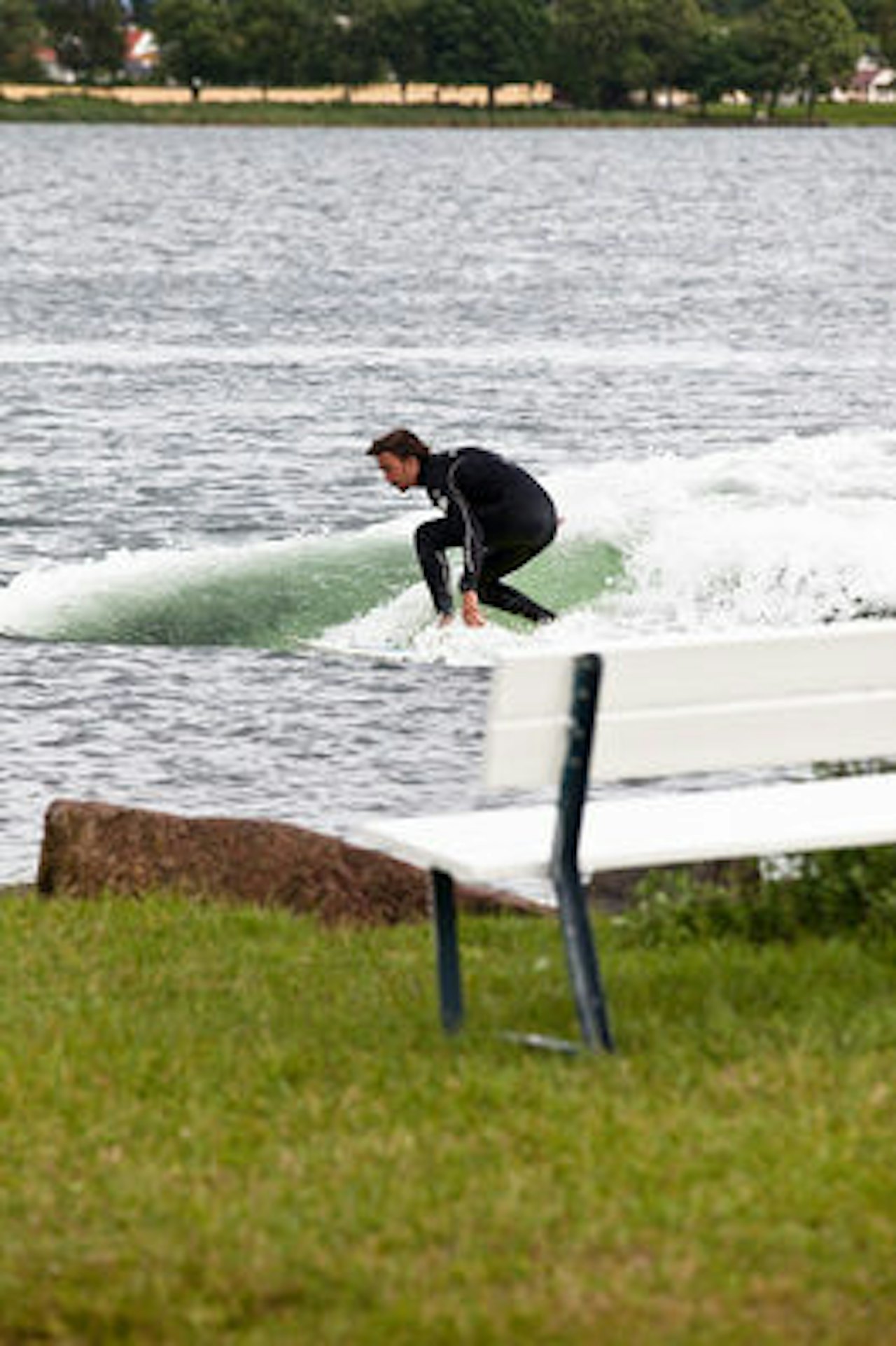 TEST: Amar Hebib tester wakesurfen i Tønsberg. Foto: Christian Nerdrum. TEST: Amar Hebib tester wakesurfen i Tønsberg. Foto: Christian Nerdrum.