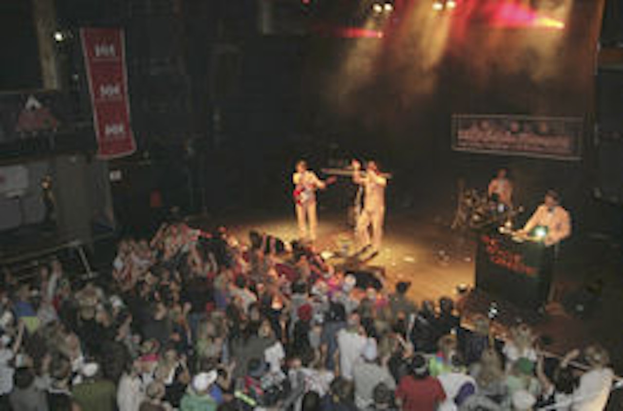 The Apache Dænsers skapte stor stemning på Rockefeller i fjor. The Apache Dænsers skapte stor stemning på Rockefeller i fjor.