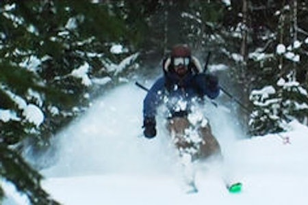 Bård Gundersen inni granskauen ved Varingskollen skisenter. Foto: Christian Nerdrum varingskollen fri flyt guide skisenter offpiste freeride pudder