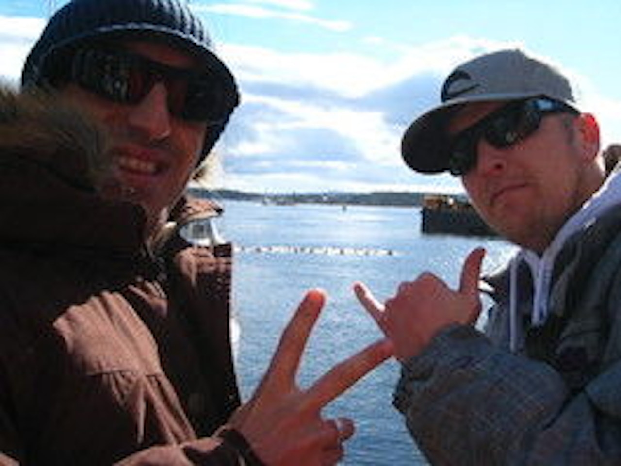 Pablo Guterrez og Per Freisberg observerer padlingen på Aker Brygge fra land. Pablo Guterrez og Per Freisberg observerer padlingen på Aker Brygge fra land.