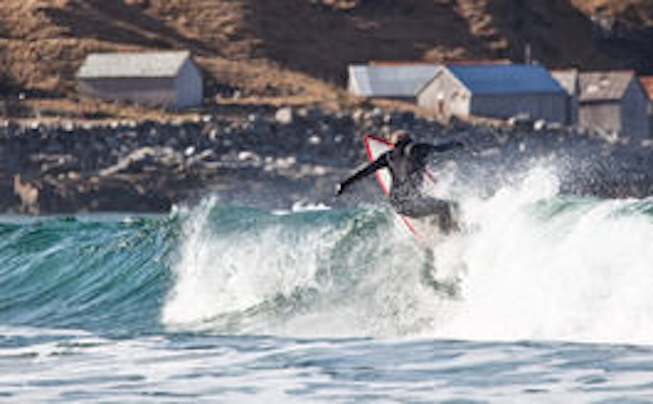 LOKAL KJENNING: Jarand Fretheim har gjort surfing i Norge til sin næringsvei.Bilde Nerdrum