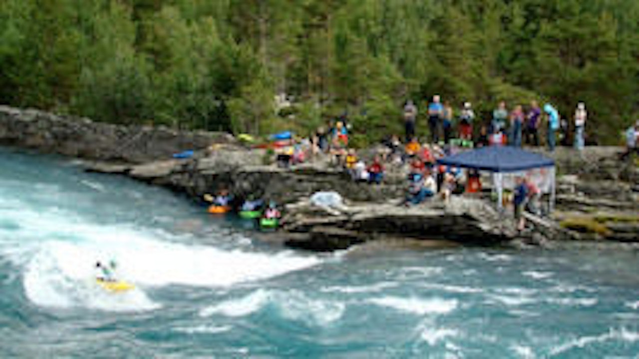 FREESTYLE: Mariann på bølgen i Skjåk. Foto: Simon Westgarth FREESTYLE: Mariann på bølgen i Skjåk. Foto: Simon Westgarth