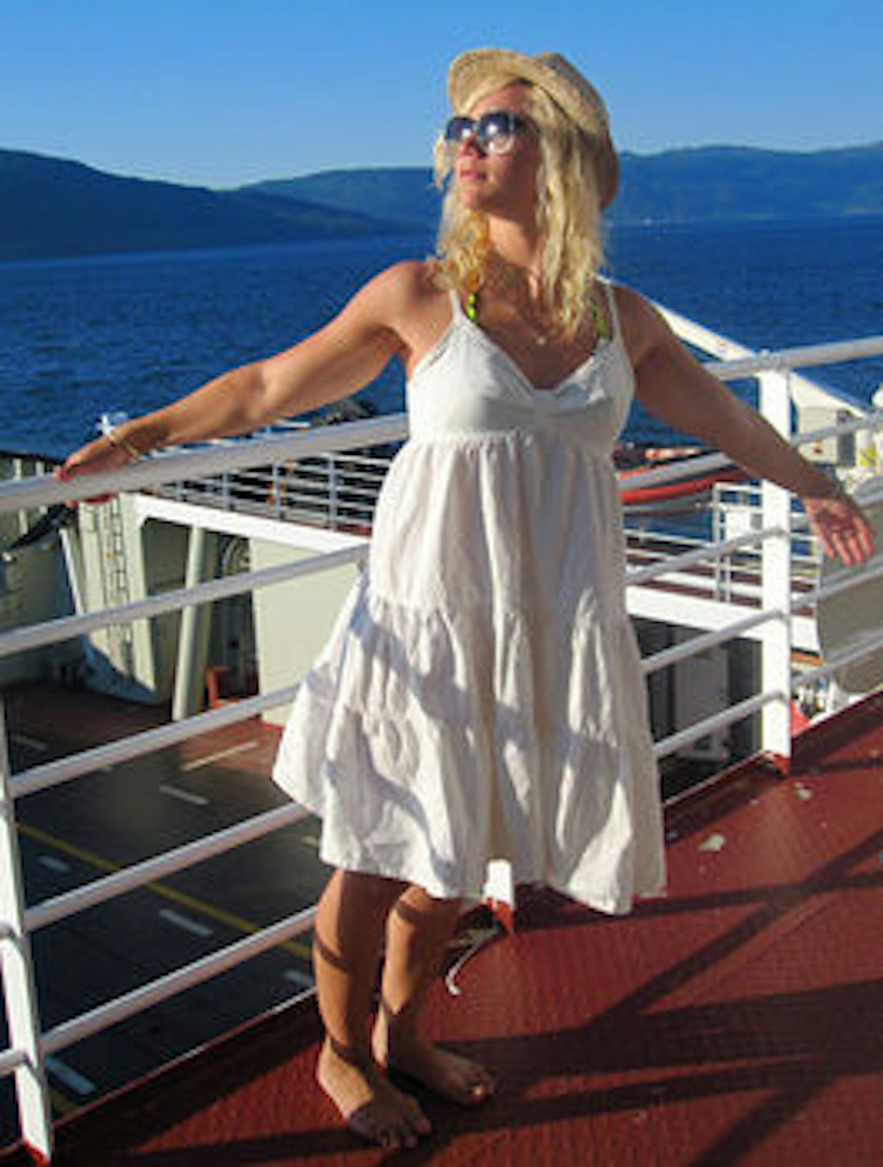 SE MIN KJOLE: Kjersti henger ut på ei ferge i sommer. Foto: Privat SE MIN KJOLE: Kjersti henger ut på ei ferge i sommer. Foto: Privat