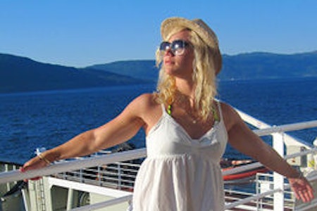 SE MIN KJOLE: Kjersti henger ut på ei ferge i sommer. Foto: Privat SE MIN KJOLE: Kjersti henger ut på ei ferge i sommer. Foto: Privat