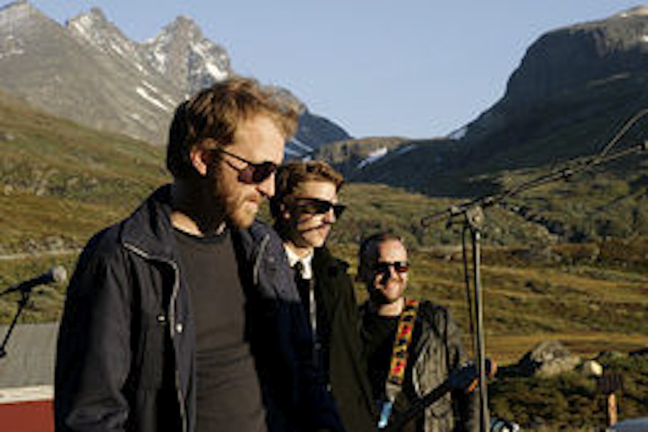 KONSERT: Tom Hell med Store Skagastølstind i bakgrunnen. Foto: L-K Haugen KONSERT: Tom Hell med Store Skagastølstind i bakgrunnen. Foto: L-K Haugen