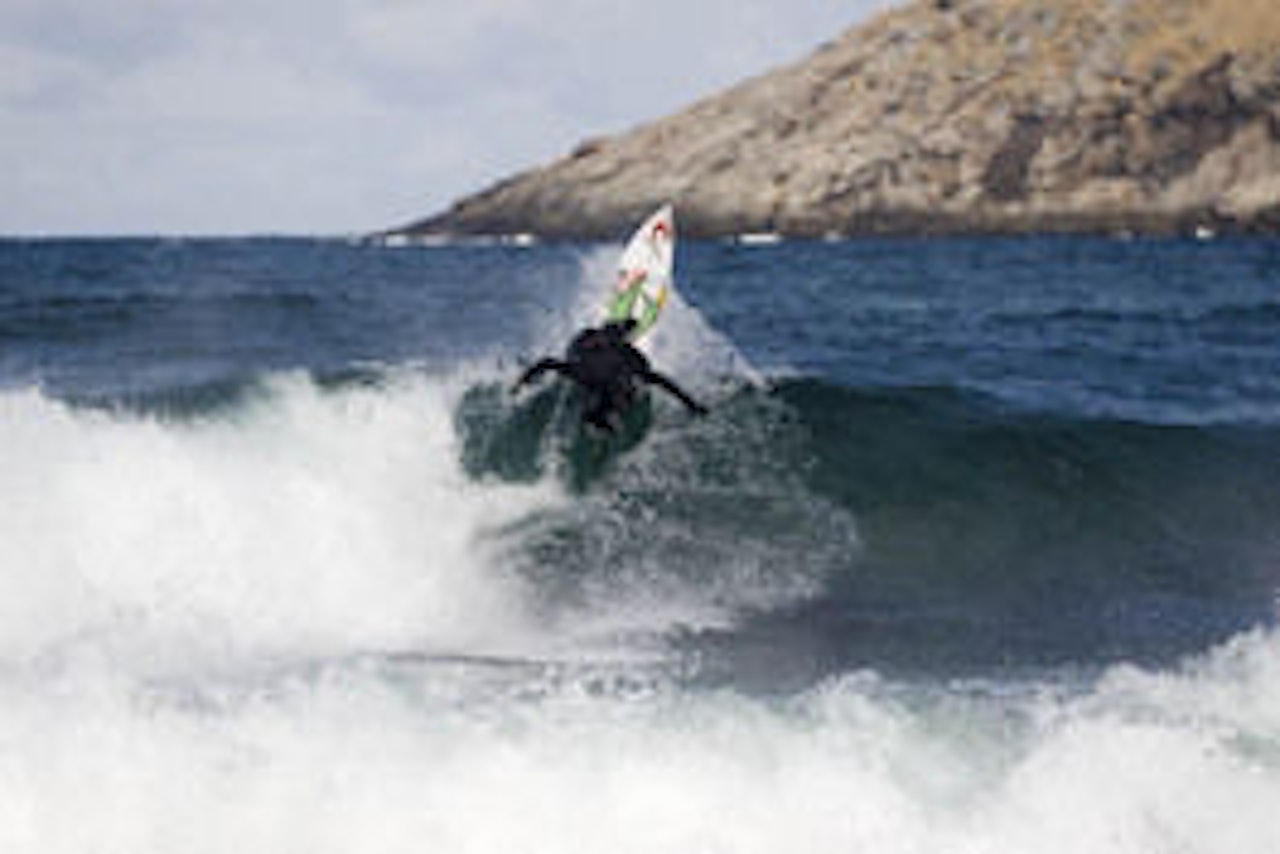 HØSTSURF: Slutten av september bør kunne stille med duganes bølger på Unstad. Foto: Chr. Nerdrum HØSTSURF: Slutten av september bør kunne stille med duganes bølger på Unstad. Foto: Chr. Nerdrum