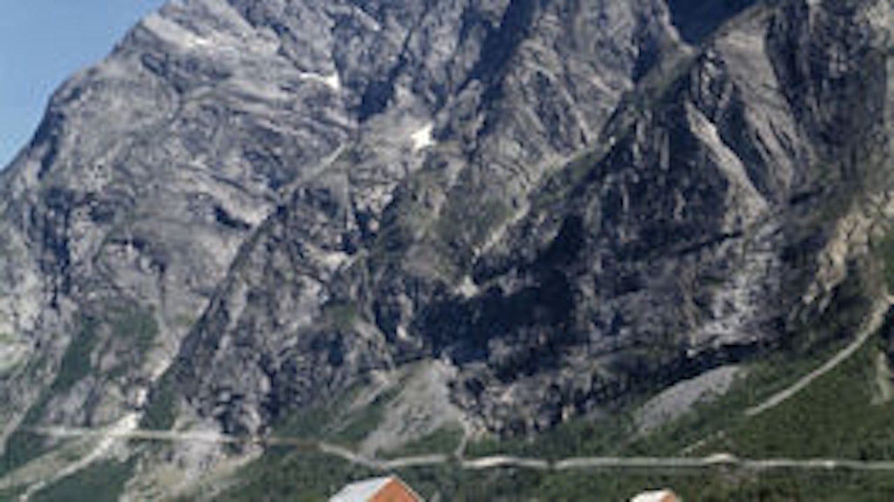 En basehopper er omkommet etter basehopping fra Stabben i Romsdalen En basehopper er omkommet etter basehopping fra Stabben i Romsdalen