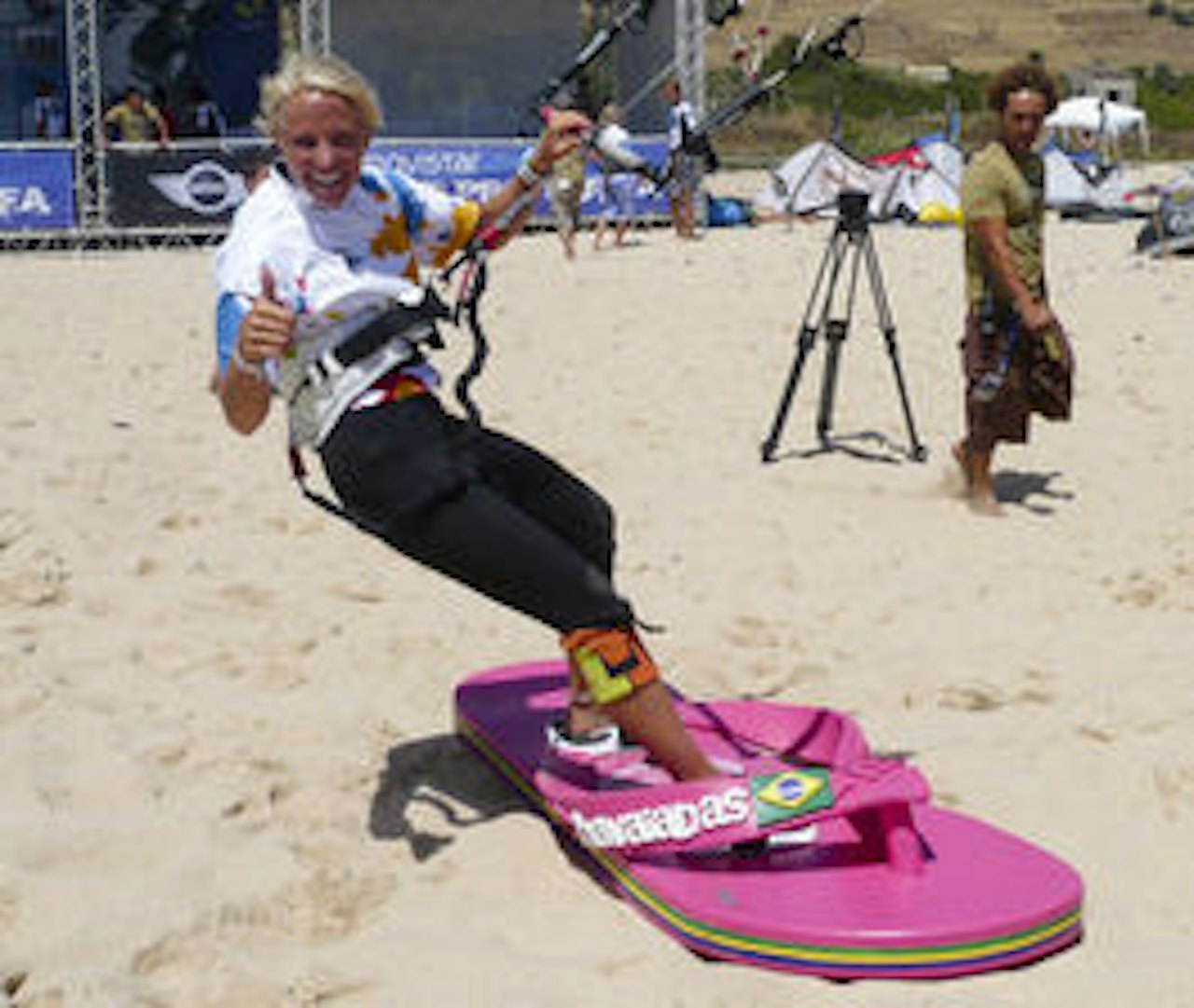 FLIPPERS-OFF: Farkosten for board-off-grenen var denne sandalen. FLIPPERS-OFF: Farkosten for board-off-grenen var denne sandalen.