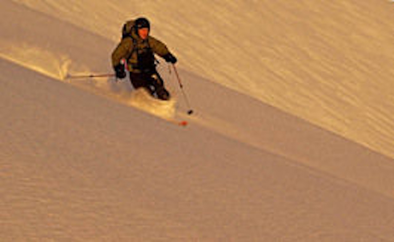 AFTEN RØD: Fred Ingar Somby nyter solens siste stråler i Nøvedalstinden. AFTEN RØD: Fred Ingar Somby nyter solens siste stråler i Nøvedalstinden.