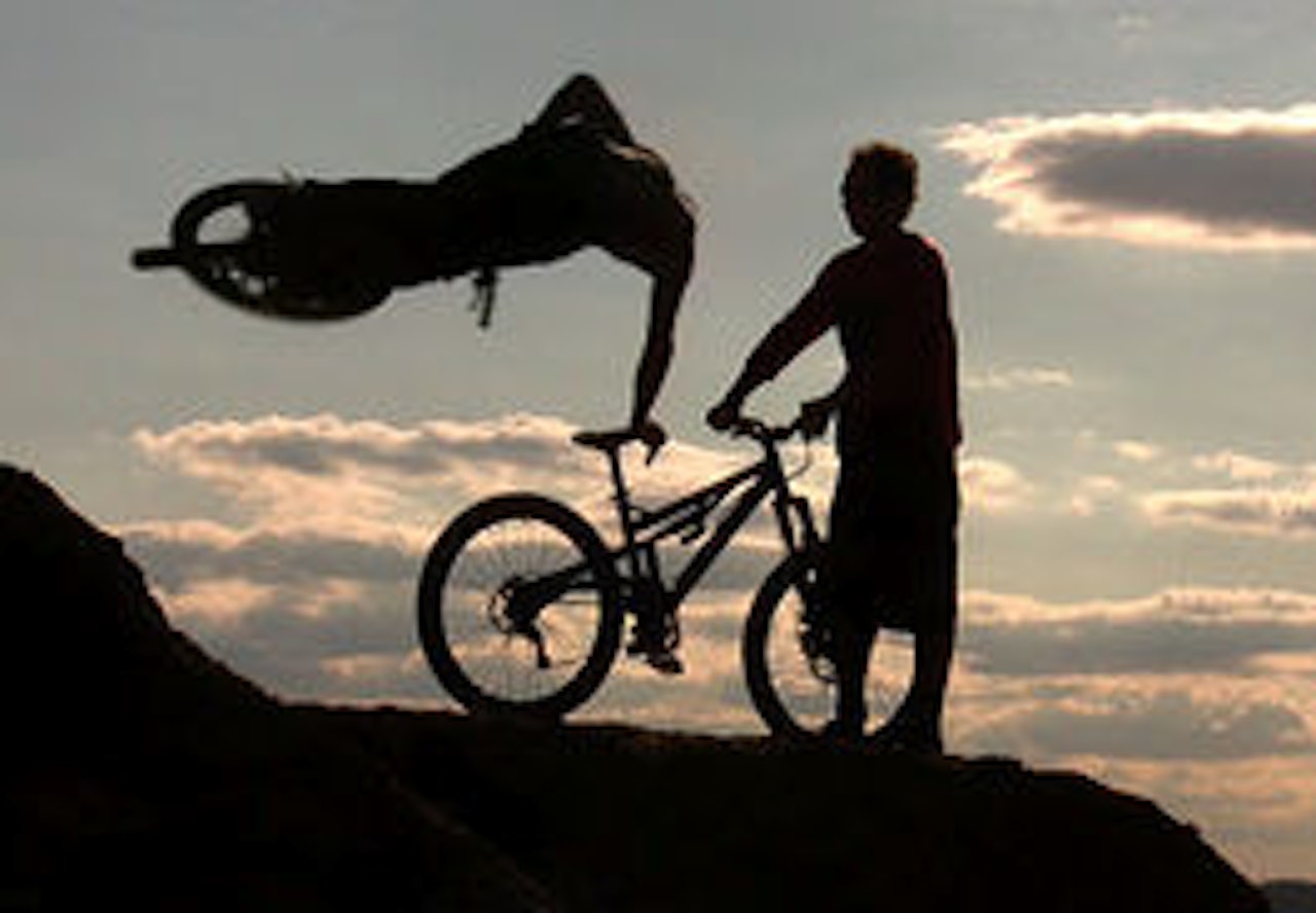 HÅNDPÅLEGGELSE: Niels Windfeldt gjorde mange handplants på lørdag. HÅNDPÅLEGGELSE: Niels Windfeldt gjorde mange handplants på lørdag.