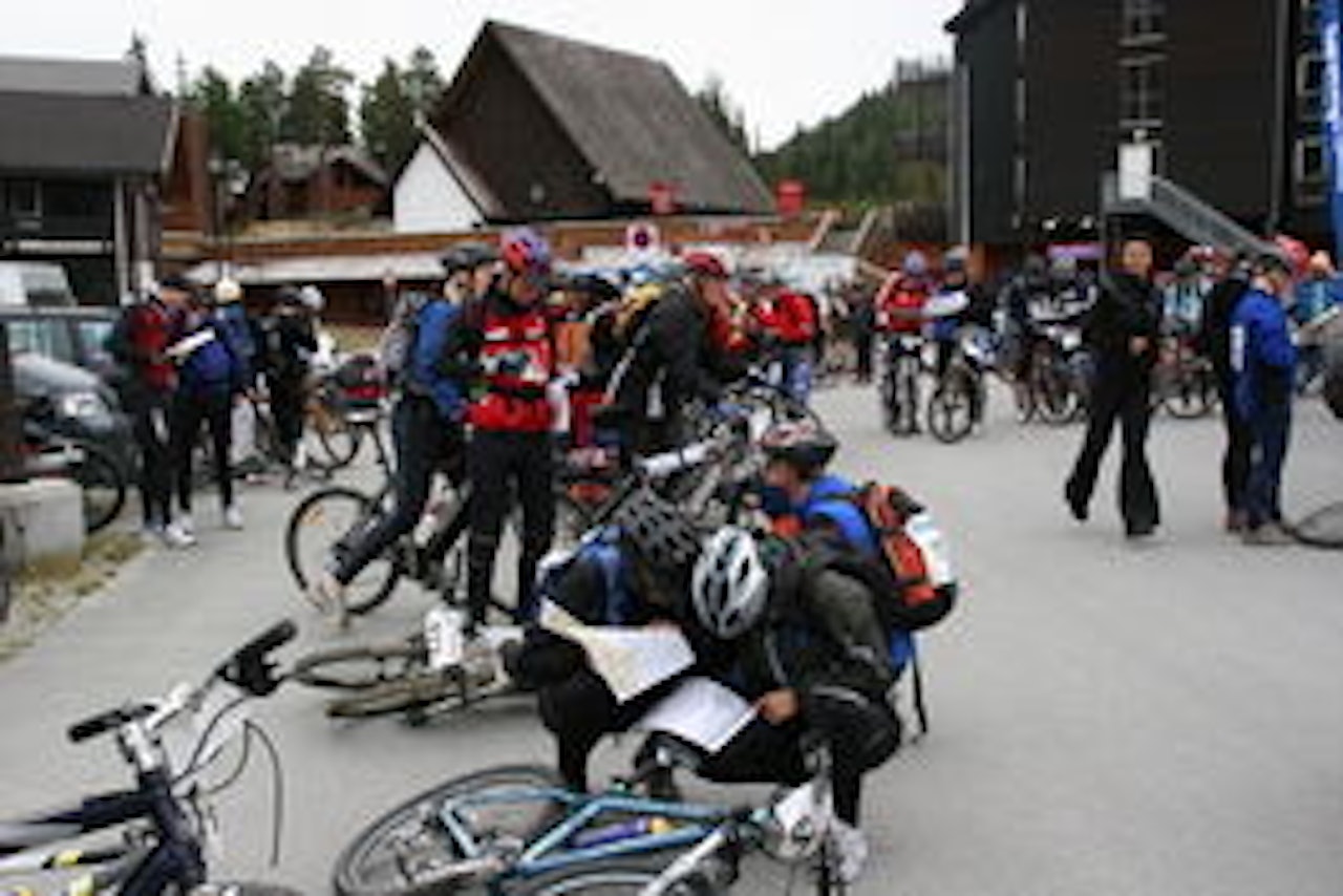 BREDT: Postene nåes med sykkel, til fots, ved klatring, rapellering eller svømming. BREDT: Postene nåes med sykkel, til fots, ved klatring, rapellering eller svømming.