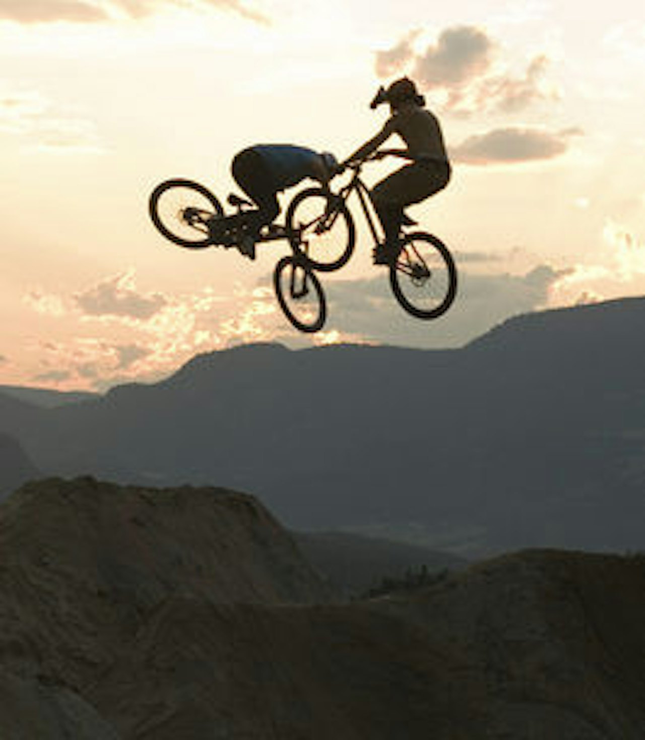 TETT: Niels Windfeldt legger seg rett bak franske Jean-Pierre Baguett med hjelmkamera TETT: Niels Windfeldt legger seg rett bak franske Jean-Pierre Baguett med hjelmkamera