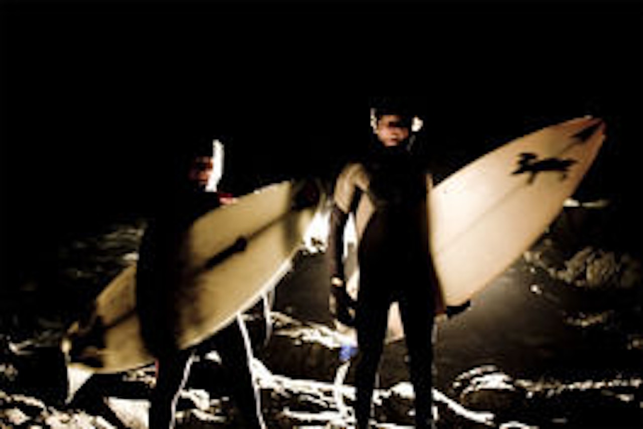 Brødrene Markus og Inge Wegge nekter å la mørket holde den ute fra vannet. Foto: Stian Håpnes Brødrene Markus og Inge Wegge nekter å la mørket holde den ute fra vannet. Foto: Stian Håpnes